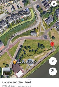 Luchtfoto Vuykpark, aanduiding verzamelpunt, in het vuykpark, op het wandelpad aan de Hollandsche IJssel. op de hoek bij de 5 periscopen en de schaaktafel
